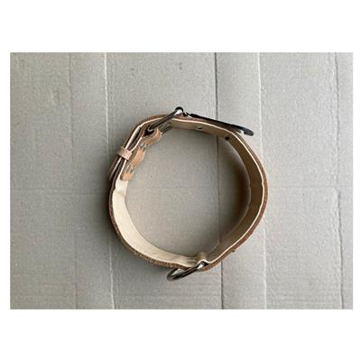 Collare in Cuoio Sagomato con Salvapelo e Borchie Coniche Beige